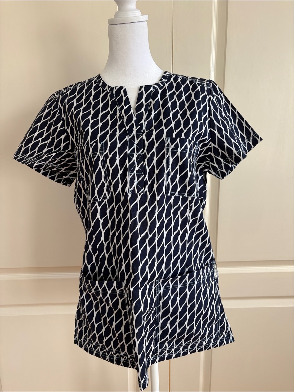 KOI BY KATHY PETERSON SCRUB TOP SIZE SMALL NWOT NAVY and WHITE